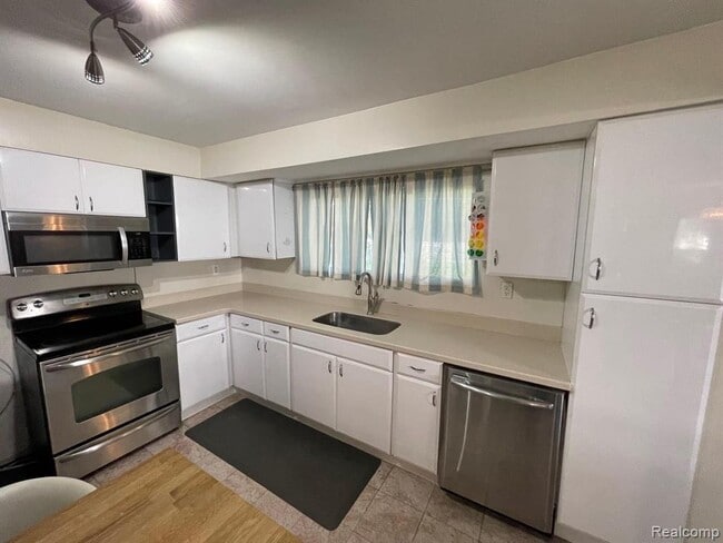 Building Photo - 1749 E Maple Rd