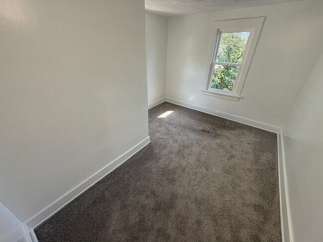 Building Photo - 5BR 1BA Home w/ Covered Patio • New Kitchen • Off-Street Parking in Akron