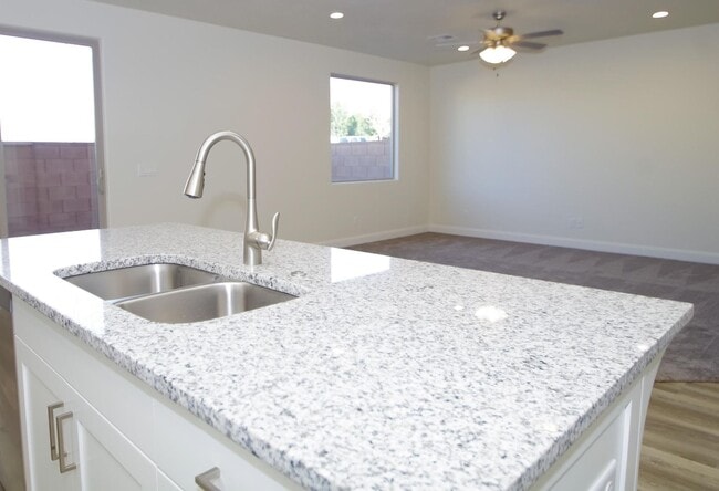 Building Photo - 4 Bedroom Townhome in Hurricane!