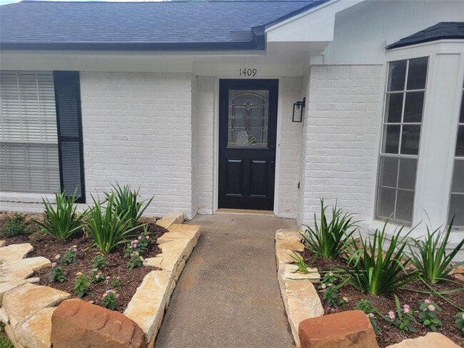 Building Photo - 1409 Drexel Dr