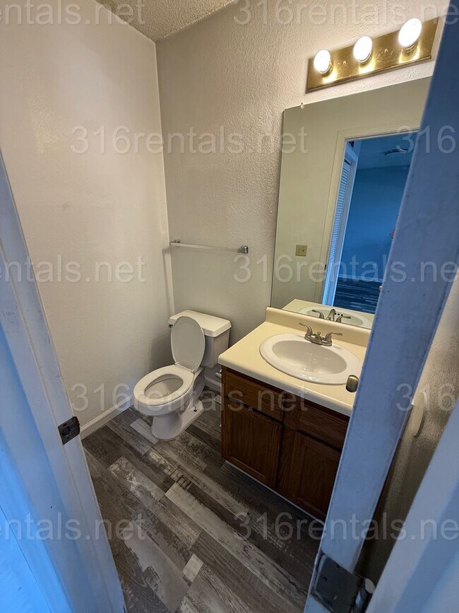 Building Photo - $895 - 2 bed 1.5 bath beautiful bi-level a...