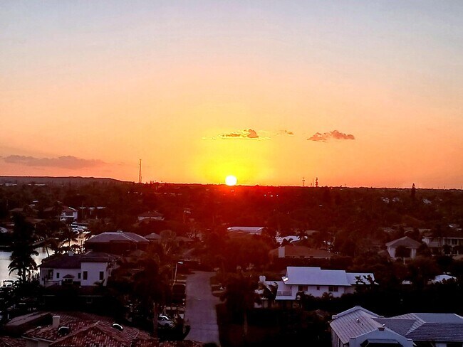 Building Photo - 1160 Hillsboro Mile