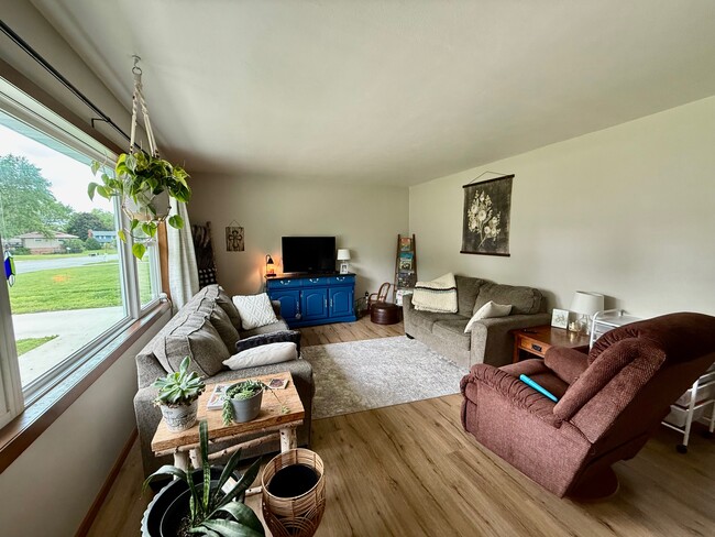 Building Photo - 933 Greenfield Ave