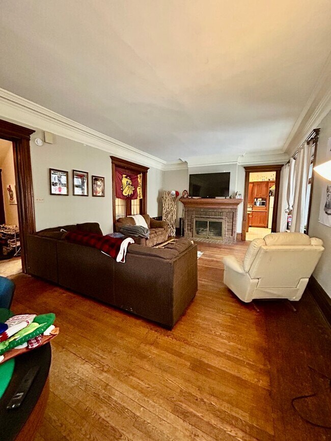 Building Photo - 2115 E 1st St