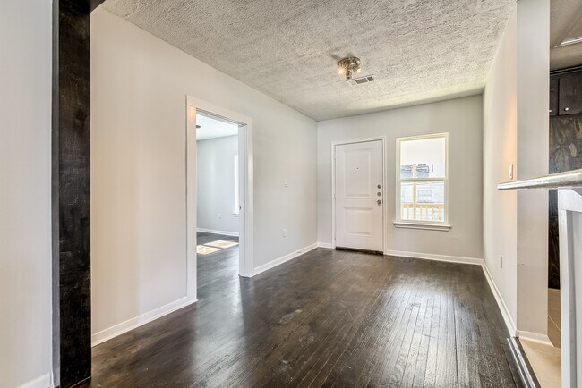 Building Photo - 519 W Clay St
