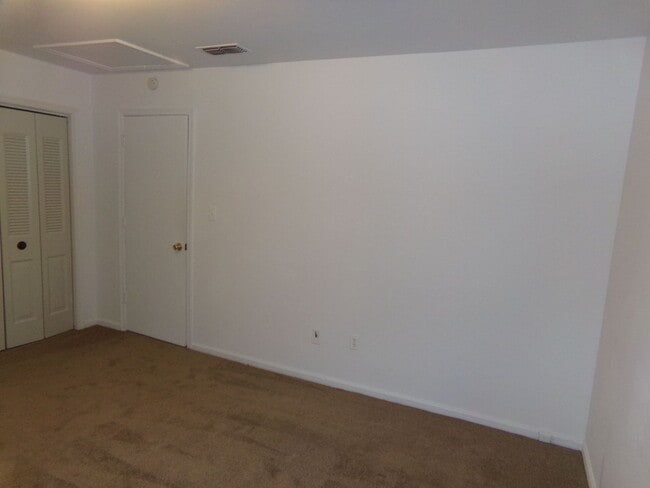 Building Photo - 2 BR Available in Prince George Commons To...