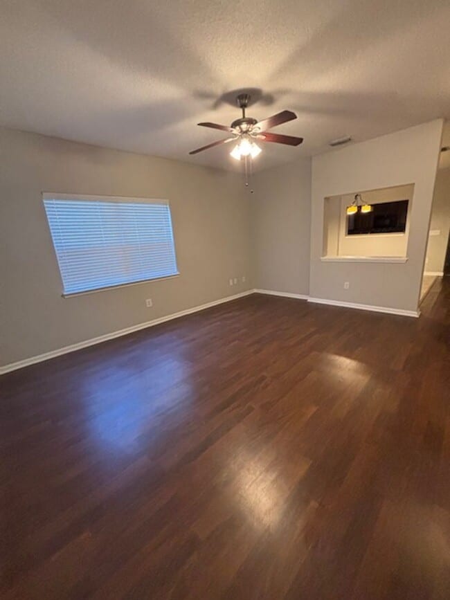 Building Photo - 3 Bed 2.5 Bath Pet Friendly End Unit Townhome in Gate Community with 2 Car Garage!