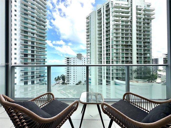 Building Photo - 1300 Brickell Bay Dr