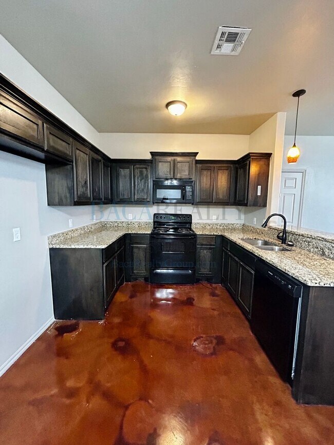 Building Photo - Move in Special!!! 3br 2ba duplex with 2 c...