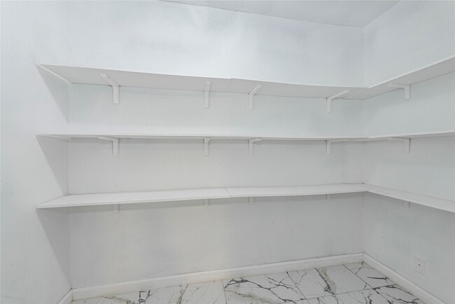 Building Photo - 2511 Meadow Ln