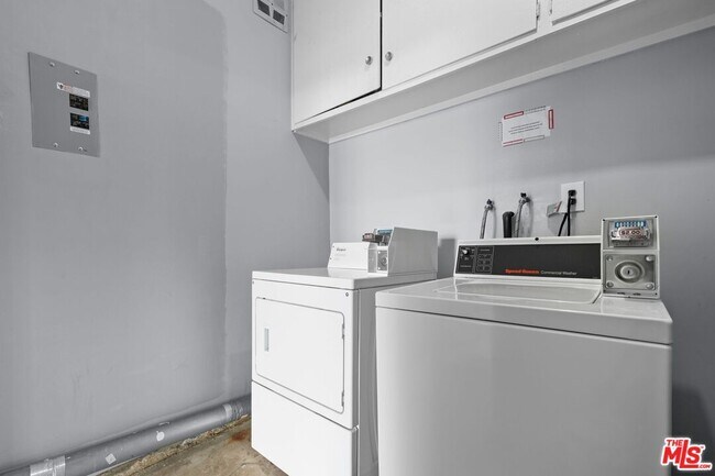 Building Photo - 1939 Selby Ave