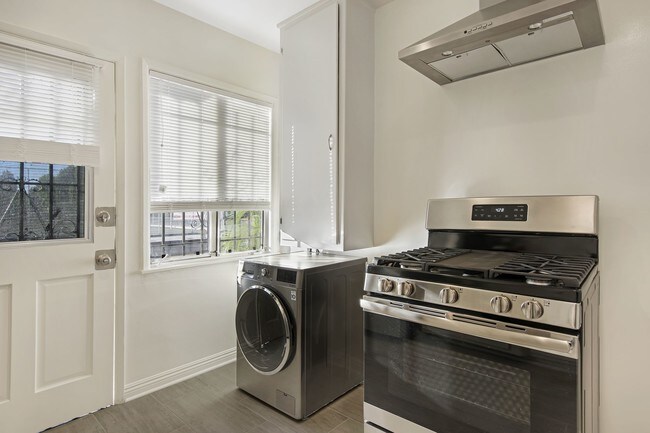 Kitchen Combo W/D & Range Oven - 4058 9th Ave