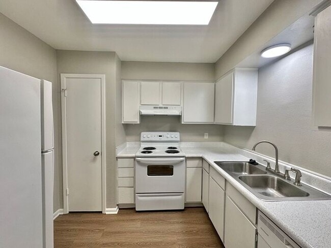 Building Photo - Almost Ready! 2 Bed 2 Bath Apartment in Ce...