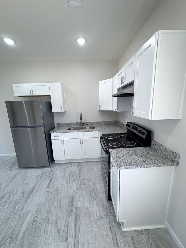 Building Photo - Renovated 3 Bedroom 2 Bath Home for Rent!!