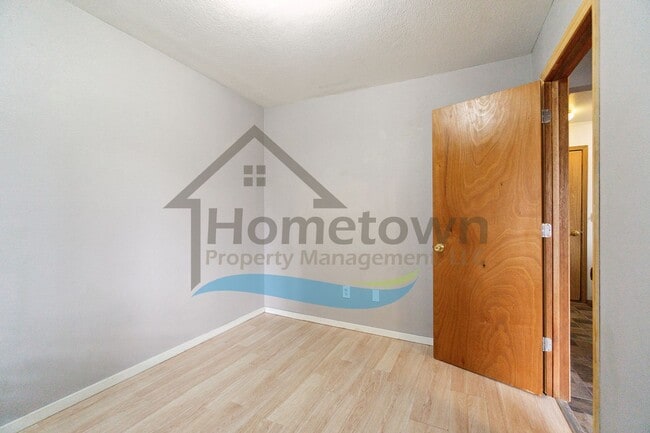 Building Photo - 4 Bedroom 2 Bathroom Home with Attached 2 ...