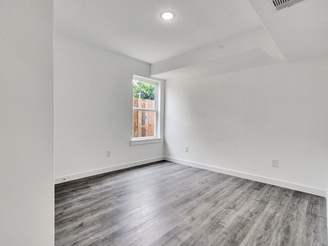 Building Photo - ? Spacious & Stylish 3-Bed Home – Garage I...