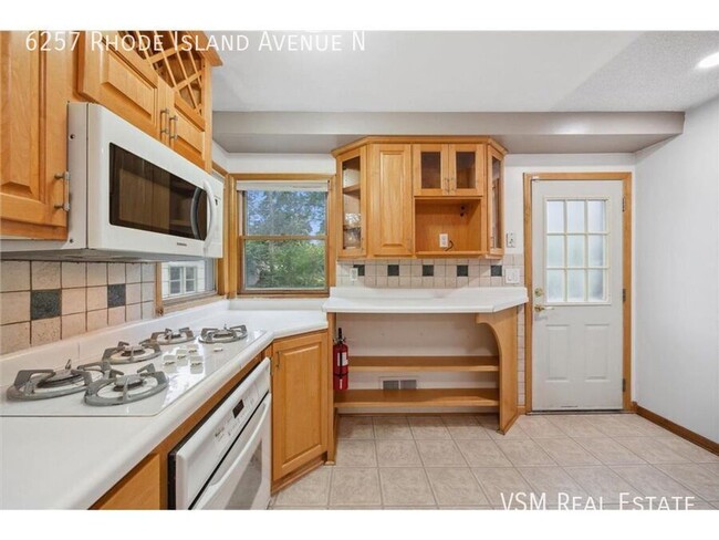 Building Photo - 50% Off February Rent! 4 Bed - 2 Bath Broo...