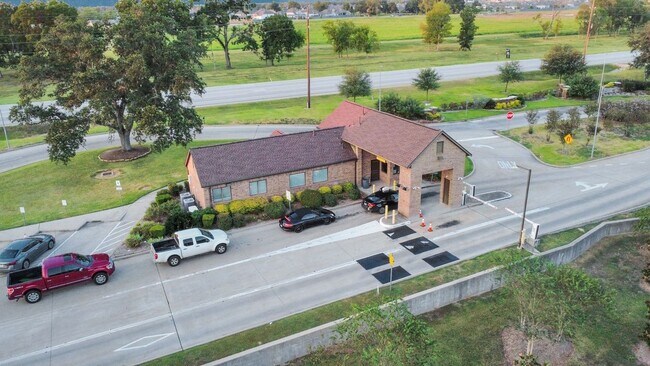 Building Photo - 33318 Winsford St