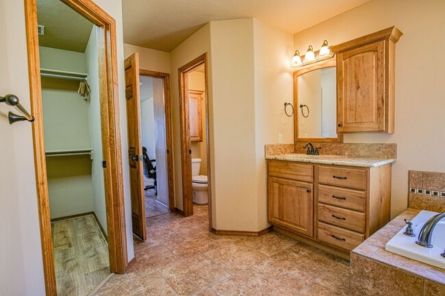 Building Photo - Beautiful 4 Bedroom/2 Bath Home