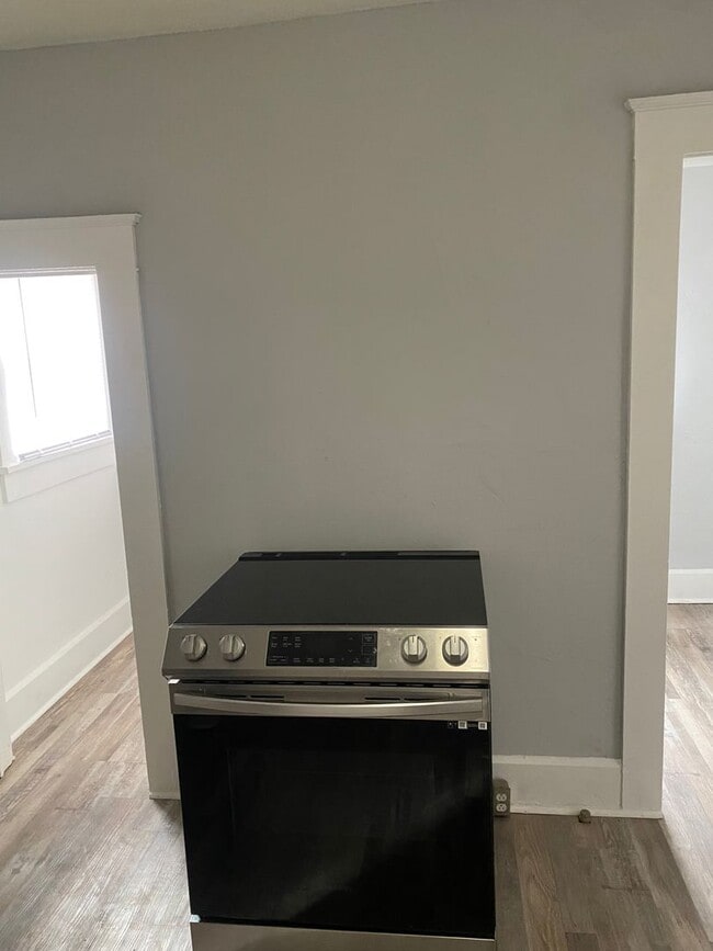 Building Photo - Dowtown Gadsden - Newly Renovated- Spacious