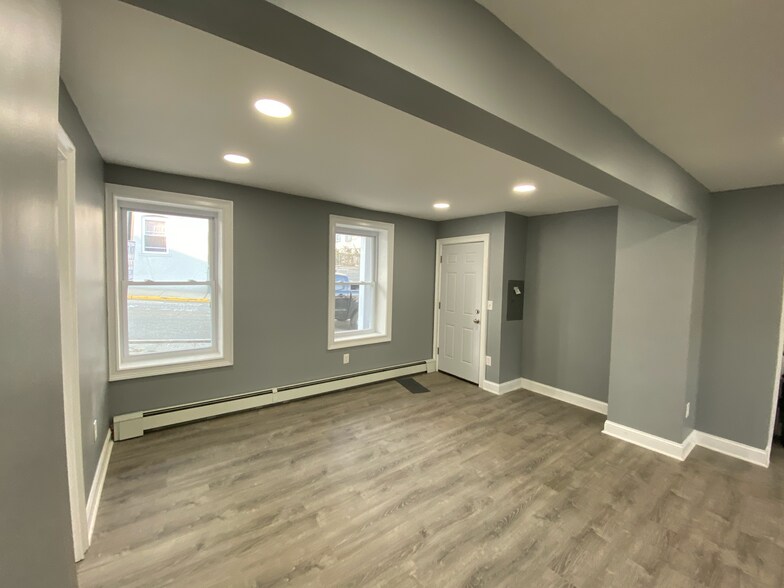 Building Photo - 301 Lilac Ln