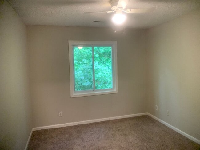 Building Photo - 2009 Stoney Point Ln