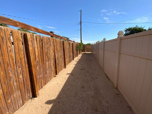 Building Photo - 3 Bedroom Single Story Home Available Near...