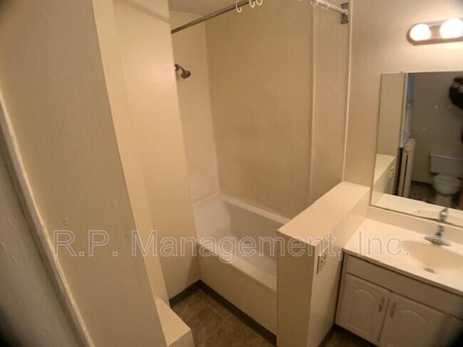 Building Photo - 1434 W 32nd St