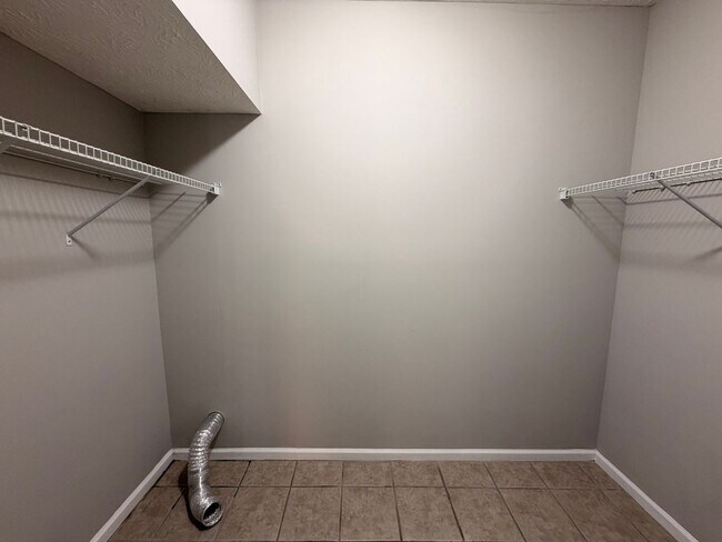 Building Photo - 3 BR, 2.5 BA, 2 Car Garage, Fenced in Backyard