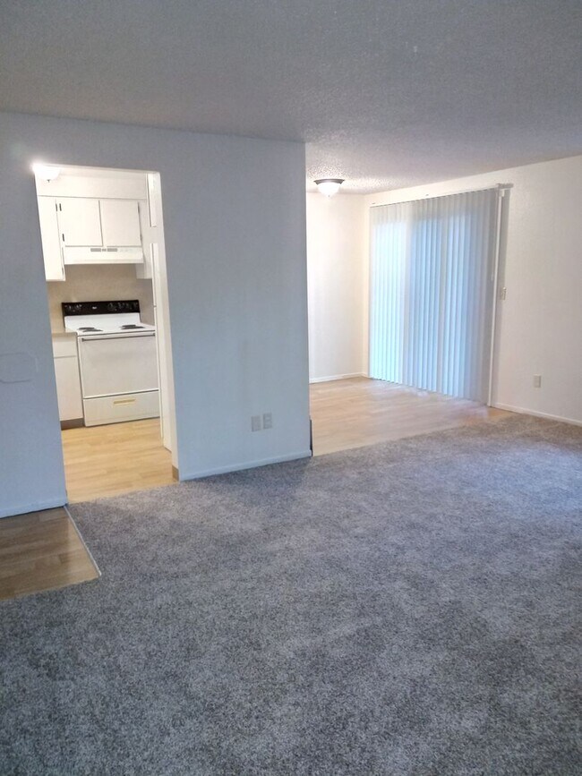 Building Photo - 2 BEDROOM 1 BATH Located next to Chemeketa...