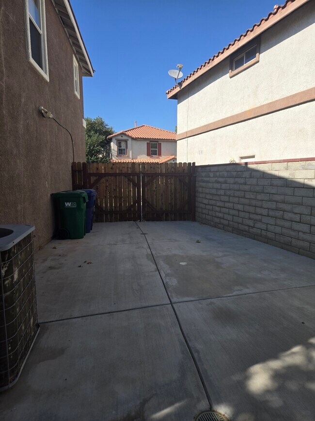 Building Photo - 40429 Maravilla Dr