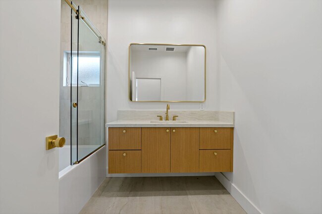 Building Photo - Beautifully Renovated 3-Bedroom Home – Mod...