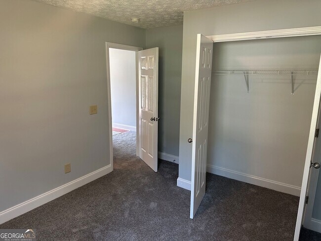 Building Photo - 561 Highland Pointe Dr