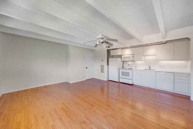 Building Photo - Private 2-Bedroom Fair Oaks Duplex with Gated Driveway & Garage!