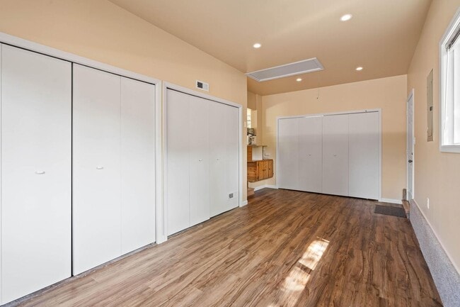 Building Photo - Charming, retro 2-bdrm/2-bath ranch in tranquil setting w/ large family room