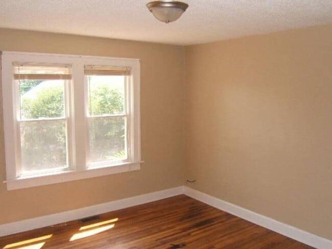 Building Photo - 2535 Deming Ave