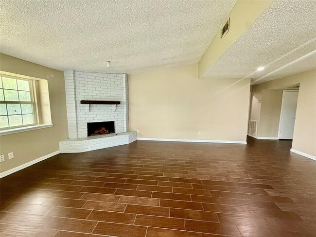 Building Photo - 8818 Fern Valley Dr