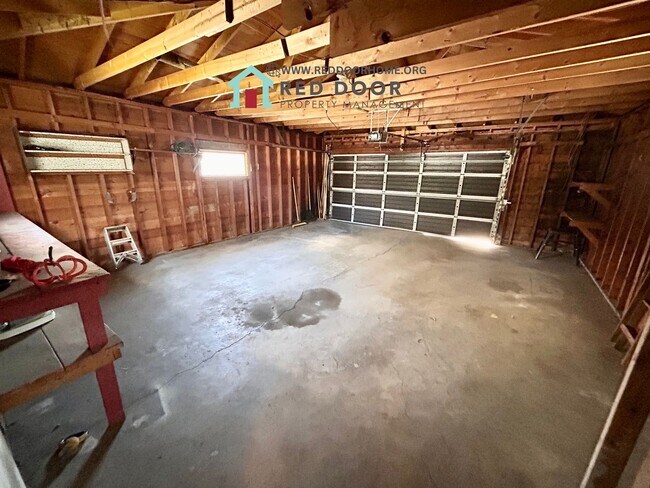 Building Photo - 604 3rd Ave SW