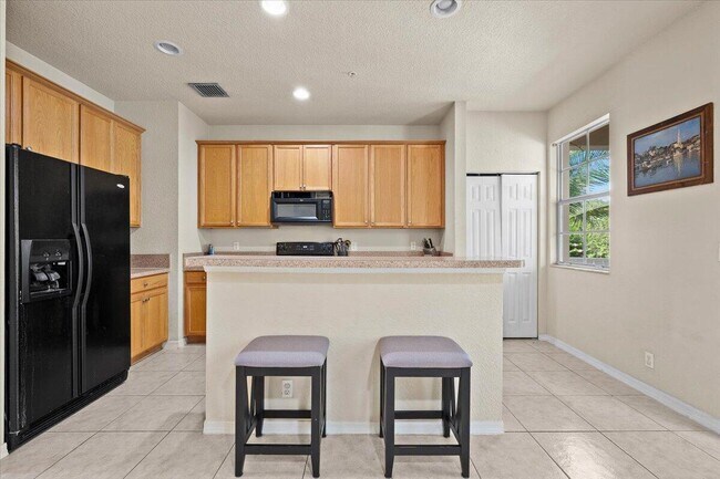 Building Photo - 335 E Thatch Palm Cir
