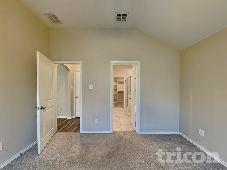 Building Photo - 2557 Hadley St