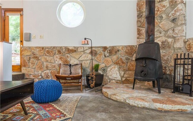 Building Photo - South Austin 4x2 Unique Home!