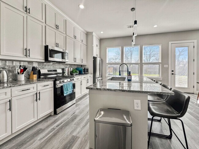 Building Photo - 2408 Pennsylvania Ave