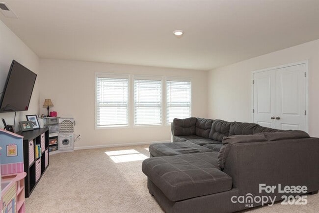 Building Photo - 2046 Saddlebred Dr
