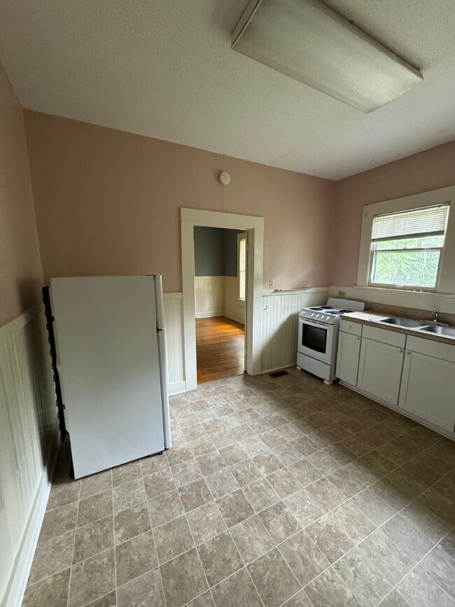 Building Photo - Gorgeous 2 Bedroom 1 Bathroom Single Family Home Located in the Heart of Midtown! Includes Hardwo...