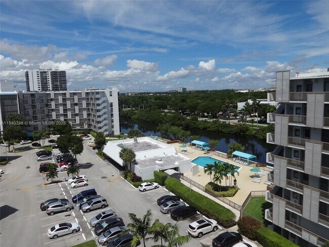 Building Photo - 3475 N Country Club Dr