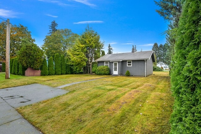 Building Photo - 2 Bedroom, 1 Bathroom Available!