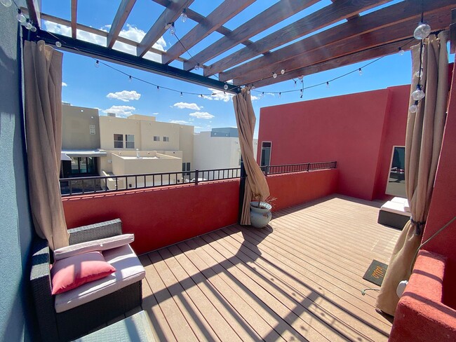 Building Photo - West El Paso 4bed/3.5bath Townhome
