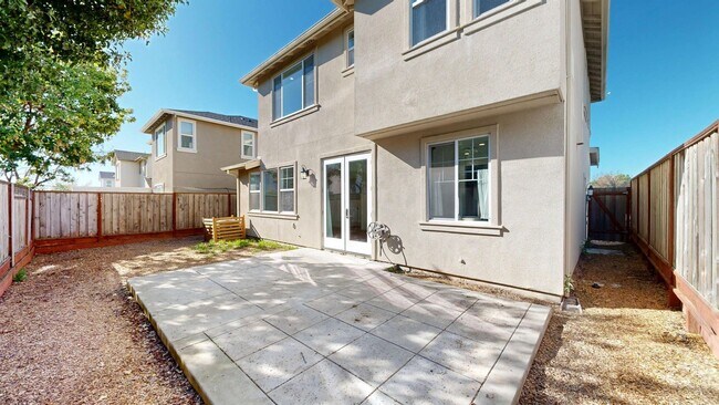 Building Photo - Bright & Beautiful 4 Bedroom 3 Full Bathroom Home!