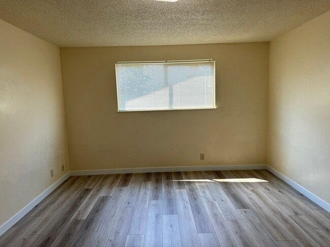 Building Photo - Lovely 2-bedroom/1-bathroom duplex with garage!