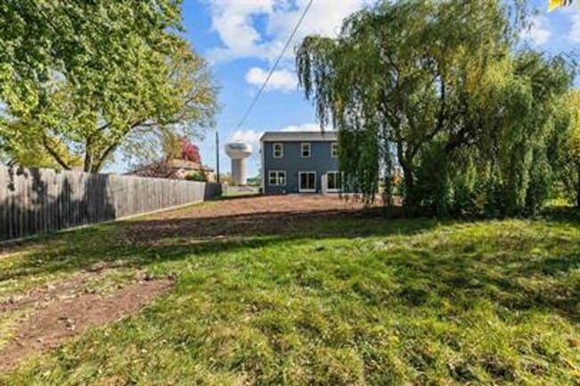 Building Photo - VIDEOTOUR: Newer Townhouse located in Neenah! PETS WELCOME